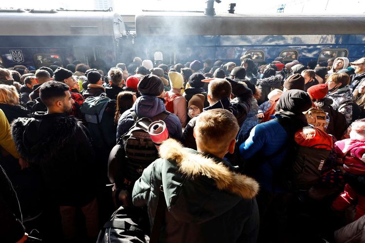 Warga menunggu untuk menaiki kereta evakuasi dari Kyiv menuju Lviv di stasiun kereta pusat Kyiv, Ukraina, Jumat (25/2/2022).