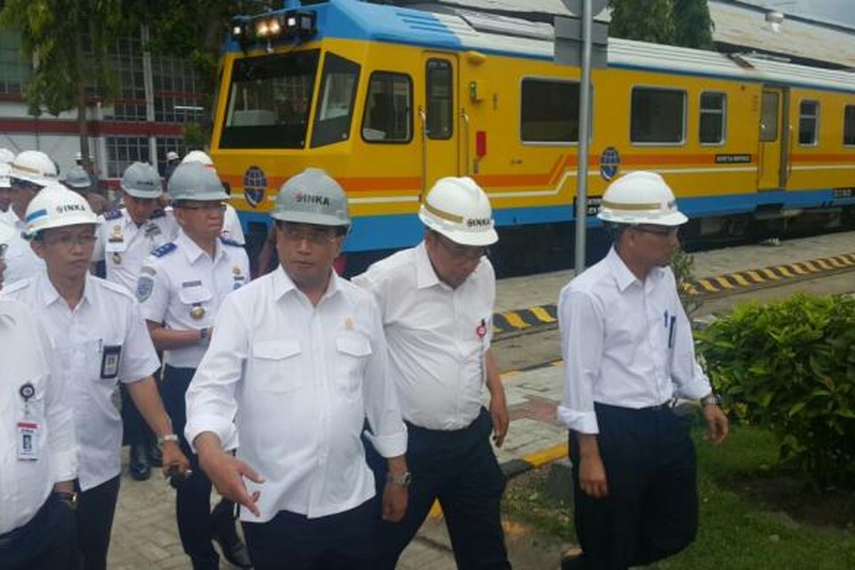 Foto : Menteri Perhubungan, Budi Karya Sumadi mengunjungi PT INKA melihat langsung perkembangan proyek kereta api Bandara Soekarno Hatta dan Palembang di Kota Madiun, Jumat ( 3/2/2017) siang.