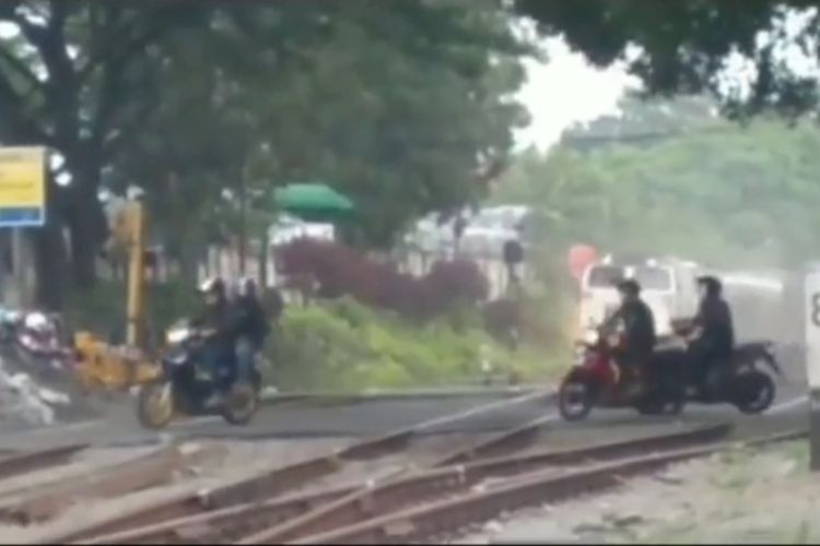Tiga pemotor nyarus tertabrak kereta di perlintasan kereta apindi Cimahi.