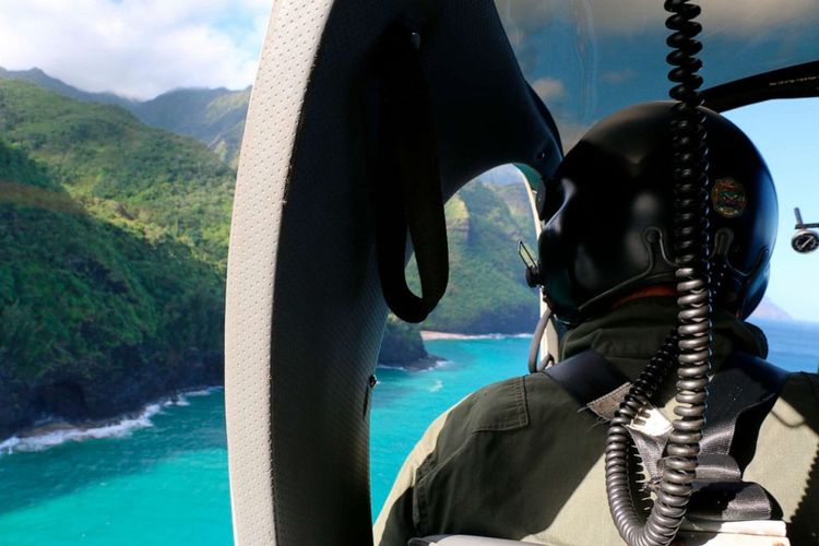 Tim pencarian dan penyelamatan Penjaga Pantai yang mencari di Taman Hutan Belantara Negara Bagian Napali untuk tur Helikopter yang hilang di Hawaii dengan tujuh orang di atas kapal pada 27 Desember 2019.