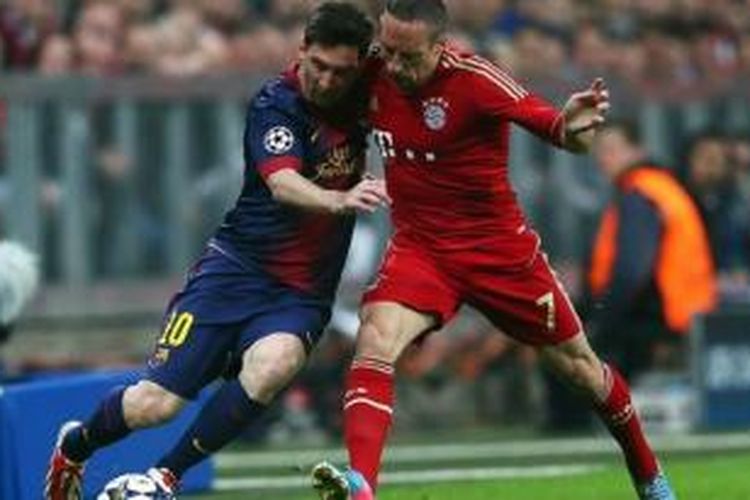 Bintang Barcelona, Lionel Messi (kiri) dan gelandang Bayern Muenchen, Franck Ribery. 