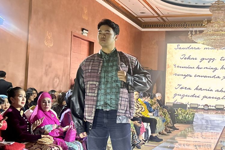 Koleksi busana wastra batik dan perca karya Guruh Soekarnoputra dalam Pergelaran Wastra: Karya Cipta Guruh Soekarnoputra, di The Dharmawangsa, Jakarta Selatan, Jumat (10/10/2025).