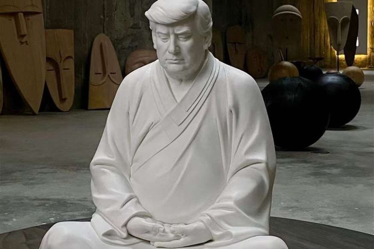Patung keramik Trump sebagai Buddha sedang dijual di platform belanja online China Taobao, dengan slogan buat perusahaan Anda hebat lagi. Sina Weibo
