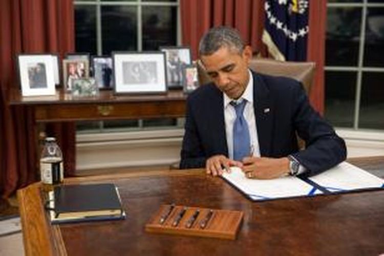 Presiden Barack Obama sedang bekerja di ruang kerjanya di Gedung Putih, Washington DC.