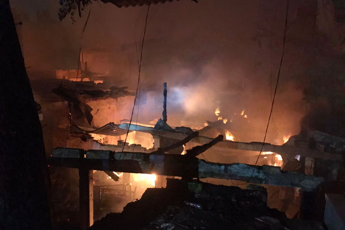 Situasi kebakaran di kawasan Pasar Gembrong, Jakarta Timur, Senin (25/4/2022) dini hari.