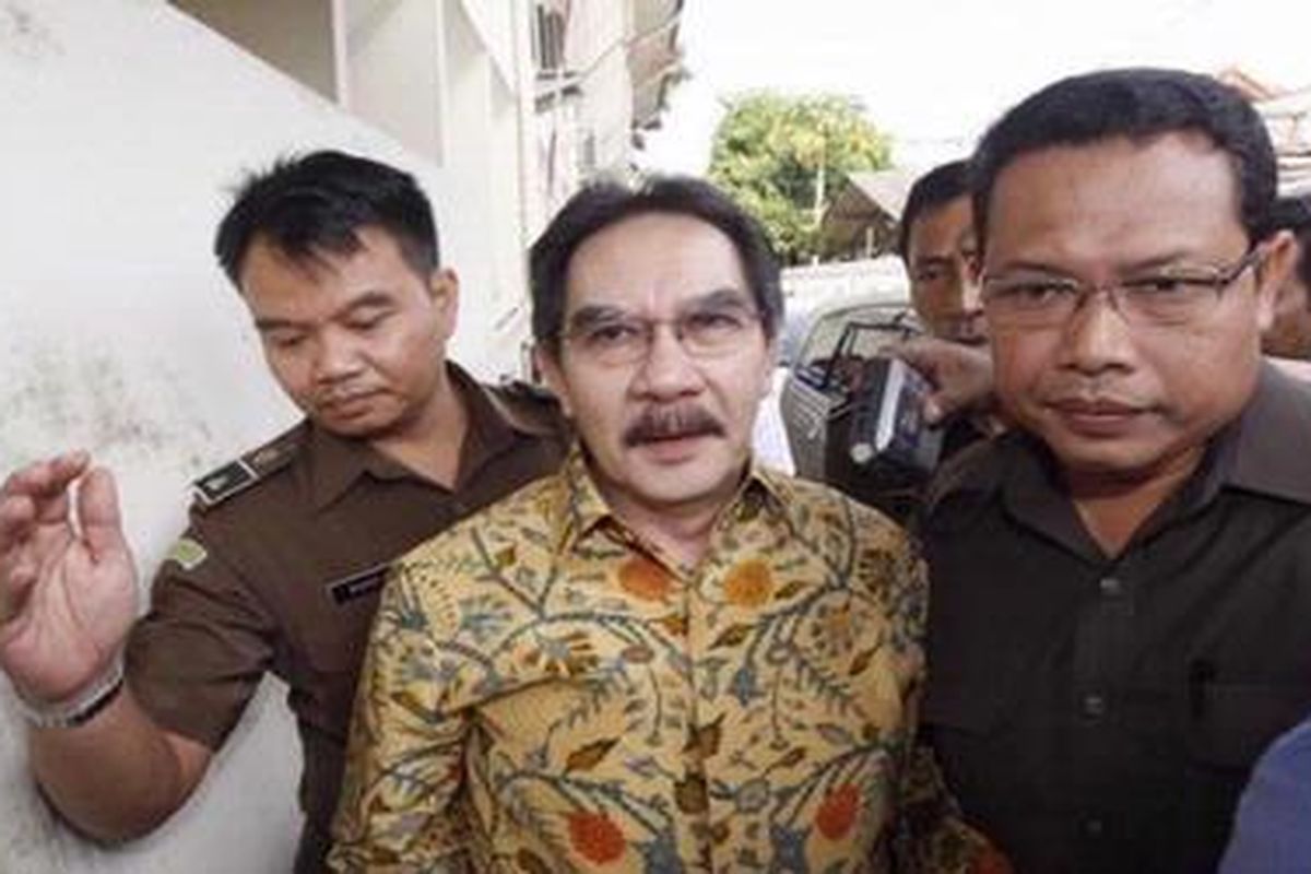 Antasari Azhar, terdakwa pembunuhan Direktur PT Putra Rajawali Banjaran Nasrudin Zulkarnaen, mendapatkan pengawalan ekstra ketat dari aparat kepolisian saat tiba di Pangadilan Negeri Jakarta Selatan, Kamis (11/02/2010). Dalam persidangan ini majelis hakim akan membacakan putusan pengadilan. KOMPAS IMAGES/KRISTIANTO PURNOMO