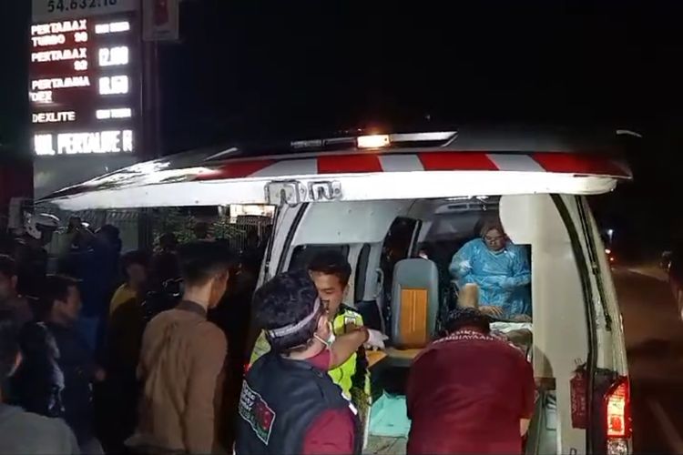 EVAKUASI&mdash;Tim Satlantas Polres Ngawi bersama petugas medis mengevakuasi korban kecelakaan lalulintas yang terjadi  di ruas jalan Ngawi Bojonegoro, Desa Ngawi Purba, Kecamatan Ngawi, Kabupaten Ngawi, Jawa Timur, Jumat (25/10/2024).