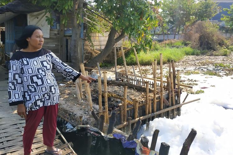 Kali Pisang Batu di Kecamatan Tarumajaya, Kabupaten Bekasi dicemari busa, Kamis (1/8/2019).