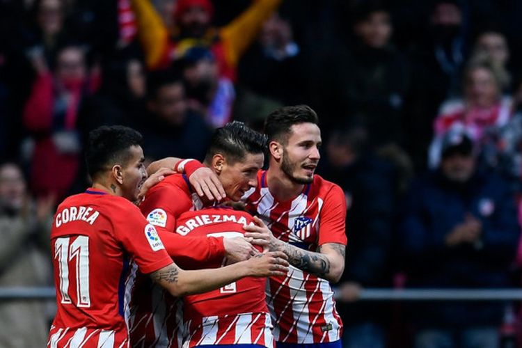 Para pemain Atletico Madrid merayakan gol yang dicetak Fernando Torres (kedua dari kiri) dalam laga Liga Spanyol kontra Las Palmas di Stadion Wanda Metropolitano, Madrid, pada 28 Januari 2018.
