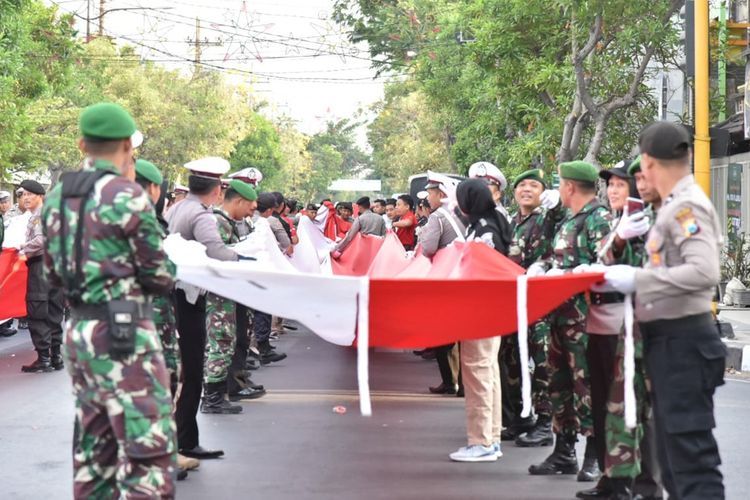 Bendera merah-putih sepanjang 700 meter yang dikibarkan dalam parade merah-putih di Lamongan, Jawa Timur.