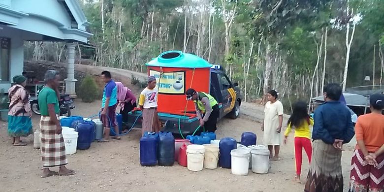 Salah satu mobil patroli yakni polsek Dongko yang digunakan untuk mendistribusikan air bersih terhadap warga yang terdampak kekeringan, di wilayah Trenggalek, Jawa Timur, Rabu  (16/10/2019). 