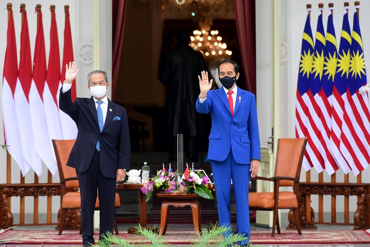 President Joko Widodo (right) and Malaysian Prime Minister Muhyiddin Yassin (left) wave their hands on the veranda of the Merdeka Palace in Jakarta on Friday (5/2/2021). ANTARA FOTO/Setpres/Laily Rachev/Handout/sgd/wsj.