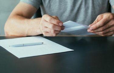 Ilustrasi, contoh surat lamaran kerja tulis tangan yang baik dan benar agar dilirik HRD