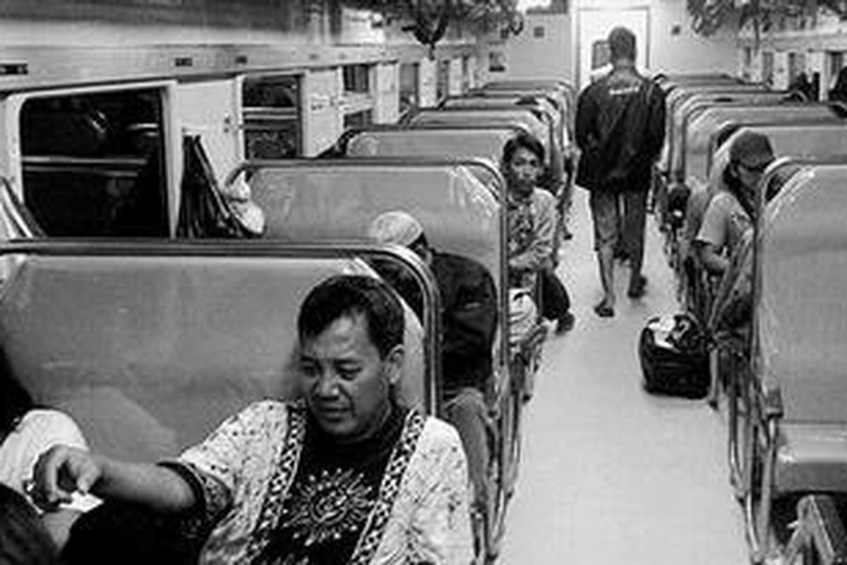 Suasana di Kereta Api Ekonomi AC Majapahit jurusan Pasar Senen-Malang, Selasa (14/8/2012) malam, lengang dan tidak terlihat penumpang berdesakan pasca-penerapan sistem satu karcis satu tempat duduk PT Kereta Api Indonesia. Sistem baru itu diharapkan menjadi jalan pembuka pembenahan moda transportasi kereta api.