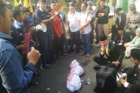 Baru Dilantik, 6 Anggota DPRD Sukabumi Disuruh Duduk di Jalan Aspal