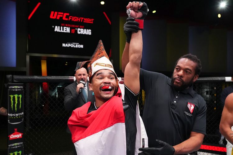Petarung asal Simalungun, Sumatera Utara, Jeka Saragih, menorehkan kemenangan pada debutnya di UFC saat menghadapi Lucas Alexander asal Brasil di UFC Apex, Nevada, Amerika Serikat, pada Minggu (19/11/2023) dini hari WIB.
