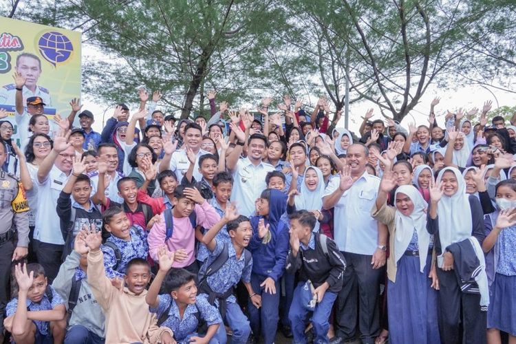 Para orangtua, siswa, dan guru terlihat begitu antusias menyambut dan berterima kasih kepada Walkot Bobby Nasution yang berhasil mewujudkan keinginan mengenai bus sekolah gratis. 