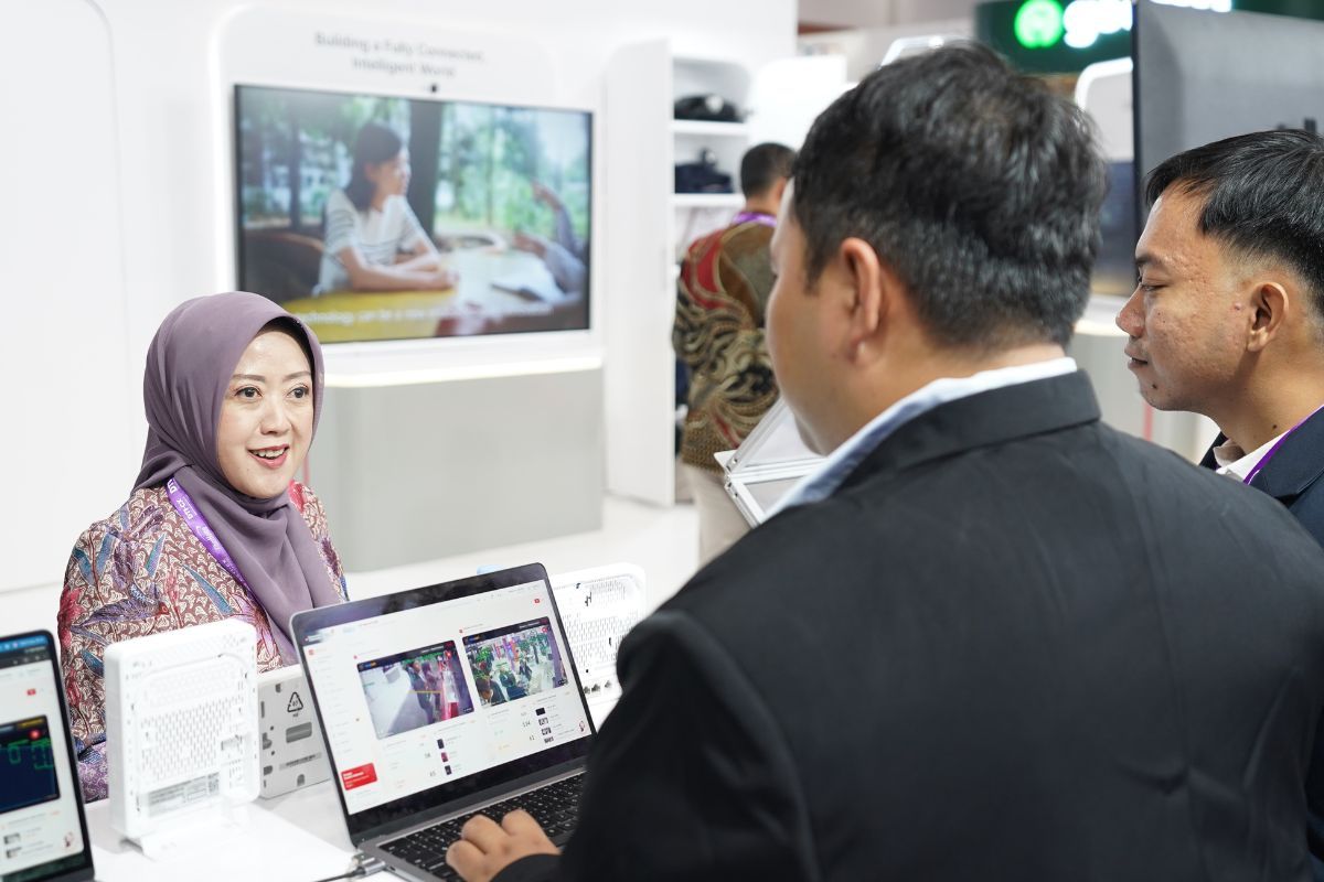 Perwakilan Telkom Solution memaparkan kapabilitas layanan konektivitas kepada pengunjung DTI-CX 2026, termasuk pemanfaatan perangkat pendukung jaringan untuk kebutuhan bisnis.