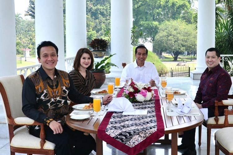 Ketum Perindo Hary Tanoesoedibjo bersama Presiden Joko Widodo di beranda Istana Presiden Bogor, Sabtu (28/7/2018).