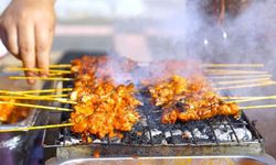 4 Cara Menghilangkan Bau Prengus pada Lantai Setelah Bakar Sate