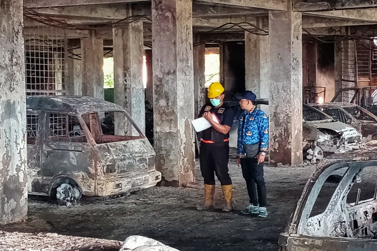 Tim Bidlabfor Polda Jatim Menyisir Area Lantai 3 Pasar Baru Barat Comboran Kota Malang. 