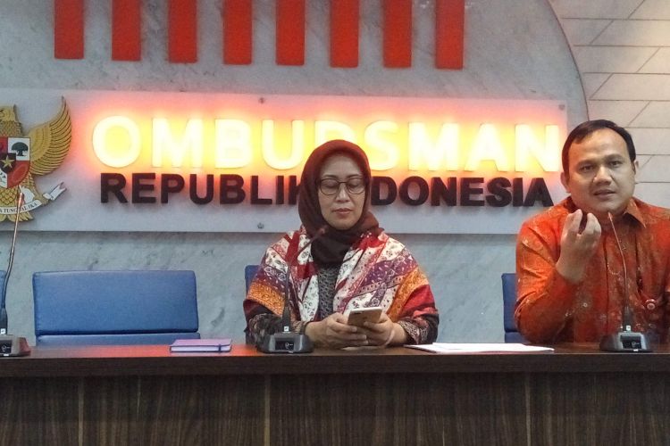 Anggota Ombudsman RI Bidang Penyelesaian Laporan, Ninik Rahayu dan Koordinator Tim 7 Bidang Pendidikan pada Ombudsman RI Rully Amirulloh dalam konfrensi pers yang digelar di Kantor Pusat Ombudsman RI, Jakarta, Jumat (17/3/2017).
