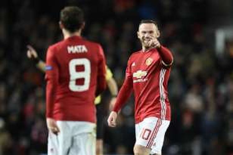 Wayne Rooney dan Juan Mata merayakan gol Manchester United ke gawang Feyenoord pada pertandingan Liga Europa di Old Trafford, Kamis (24/11/2016). 