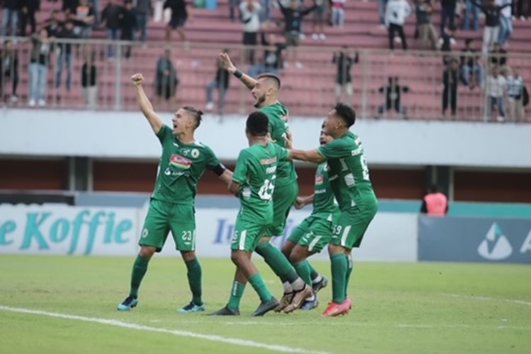 Pemain PSS Sleman selebrasi seusai menjebol gawang Arema FC saat pertandingan pekan ke-20 Liga 1 2022-2023 yang berakhir dengan skor 2-0 di Stadion Maguwoharjo Sleman, Kamis (26/1/2022) sore. Terkini, PSS Sleman menang 2-1 atas Borneo FC pada pekan ke-31 Liga 1 2022-2023, Sabtu (18/3/2023).