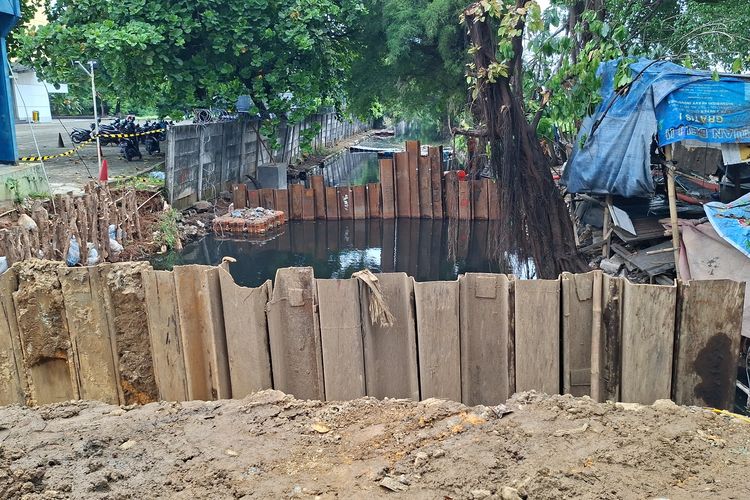 Rumah Terendam Banjir, Warga Jakbar Keluhkan Kali Apuran Dibendung Proyek Pintu Air