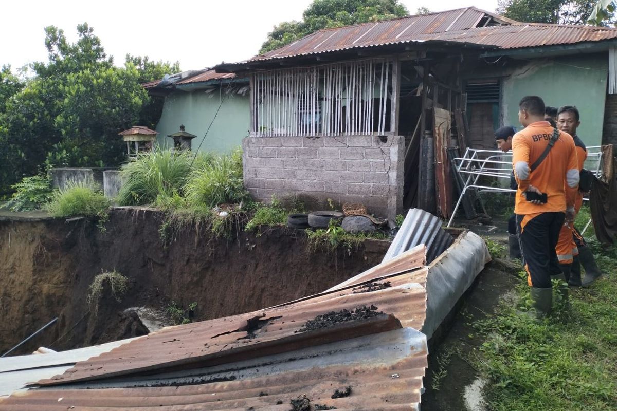Tanah longsor yang mengakibatkan rumah pasangan suami istri lansia di Kelurahan Kendran, Kecamatan Buleleng, Kabupaten Buleleng, Provinsi Bali, rusak, Sabtu (11/2/2023).