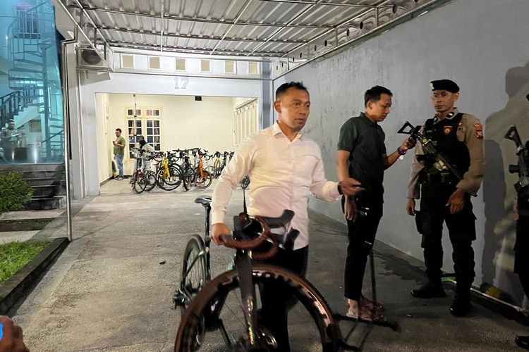 ANGKUT-Satu persatu sepeda mewah milik milik Dirut RSUD Ponorogo, dr. Harjono, dr. Yunus Mahatma ikut disita Komisi Pemberantasan Korupsi di kediamannya di Jalan Sumatera No 17, Kota Madiun, Jawa Timur, Kamis (13/11/2025) malam. 