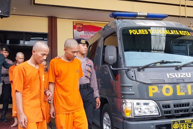 4 pria tersangka pencurian kabel optik yang memiliki ikatan saudara asal Salopa, Kabupaten Tasikmalaya, dihadirkan saat konferensi Pers Satreskrim Polresta Tasikmalaya, Jawa Barat, Selasa (31/10/2023) pagi.