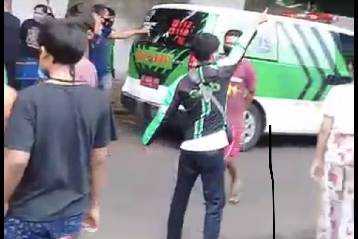 Sebuah mobil pick up yang tengah membawa besi hulu menabrak empat motor di Jalan Kebagusan Raya tepatnya di depan PT. Quality Building, Kebagusan, Pasar Minggu, Jakarta Selatan pada Kamis (5/11/2020) sekitar pukul 12.00 WIB.