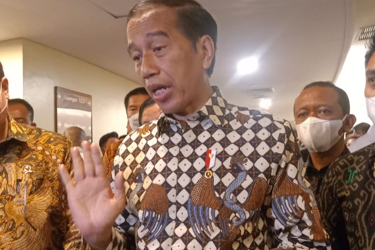 Presiden RI Joko Widodo didampingi Menko Bidang Perekonomian Airlangga Hartarto dan Ketua Umum Hipmi Mardani H. Maming ketika memberikan keterangan pers usai acara peringatan HUT ke-50 Hipmi, di Jakarta, Jumat (10/6/2022).