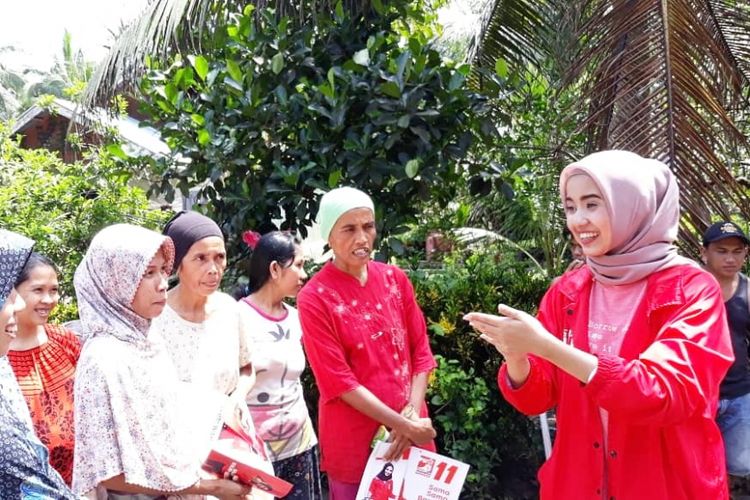 Calon anggota legislatif Partai Solidaritas Indonesia (PSI) Febri Wahyuni Sabran (paling kanan)