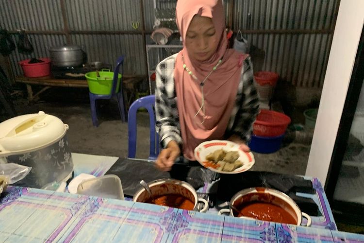 LEVEL PEDAS—Salah satu ciri khas pentol corah adalah sajian saos pedasnya. Nampak salah satu penjual mengambil saus pedes yang disesuaikan dengan selera pembelinya di pusat penjualan pentol corah di Jalan Purbajaya, Kelurahan Rejomulyo, Kecamatan Kartoharjo, Kota Madiun, Kamis (28/11/2024).