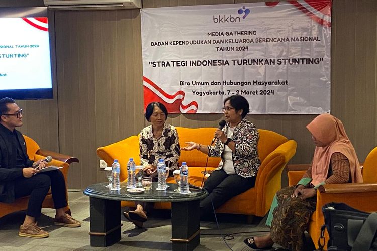 Tim Pendamping Keluarga (TPK) Kader KB Kelurahan Pringgokusuman, Gedongtengen, Yogyakarta menjelaskan kasus stunting pada anak, Jumat (8/3/2024). 