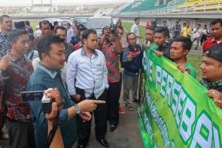 Menpora Imam Nahrawi, saat menemui Bonek Persebaya 1927 dari Kabupaten Jember, Jawa Timur, Jumat (13/3/2015).