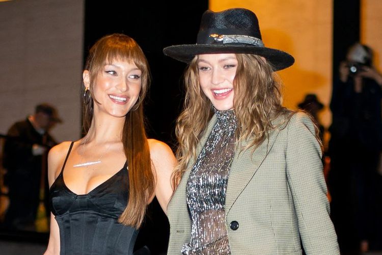 Model Gigi dan Bella Hadid ketika menghadiri pernikahan desainer Marc Jacobs dan Charly Defrancesco, Sabtu lalu. 