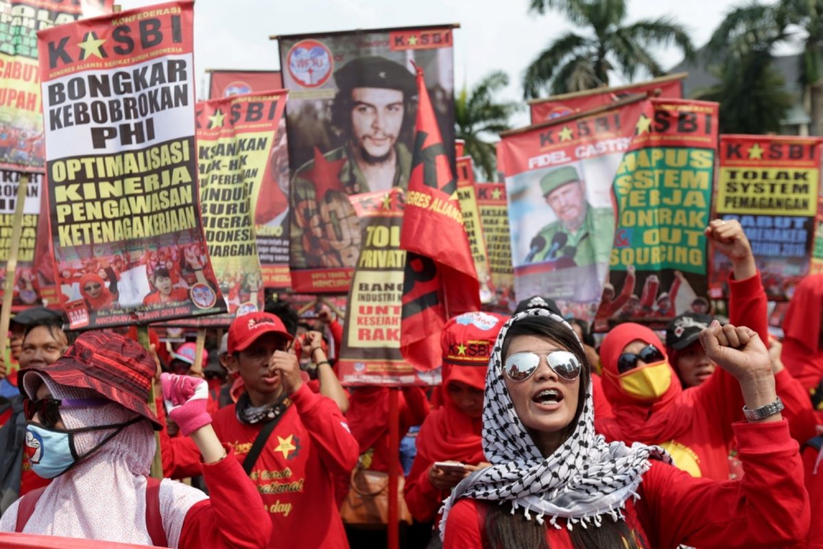 Buruh melakukan unjuk rasa di seputar bundaran Bank Indonesia, Jakarta, memperingati Hari Buruh Sedunia, Senin (1/5/2017). Aksi buruh serentak dilakukan di seluruh wilayah di Indonesia menuntut agar pemerintah menghapuskan sistem outsourcing, magang dan upah layak. KOMPAS IMAGES/KRISTIANTO PURNOMO