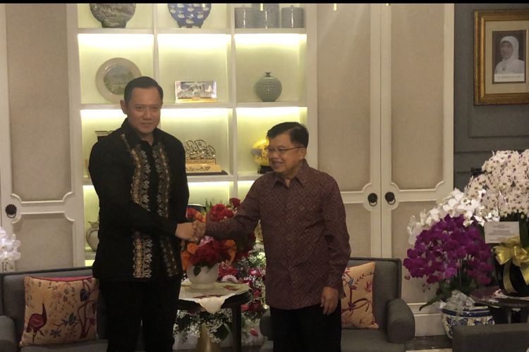 Ketua Umum Partai Demokrat Agus Harimurti Yudhoyono (AHY) menemui Wakil Presiden ke 10 dan 12 RI, Jusuf Kalla di kawasan Brawijaya, Kebayoran Baru, Jakarta, Senin (15/5/2023). 