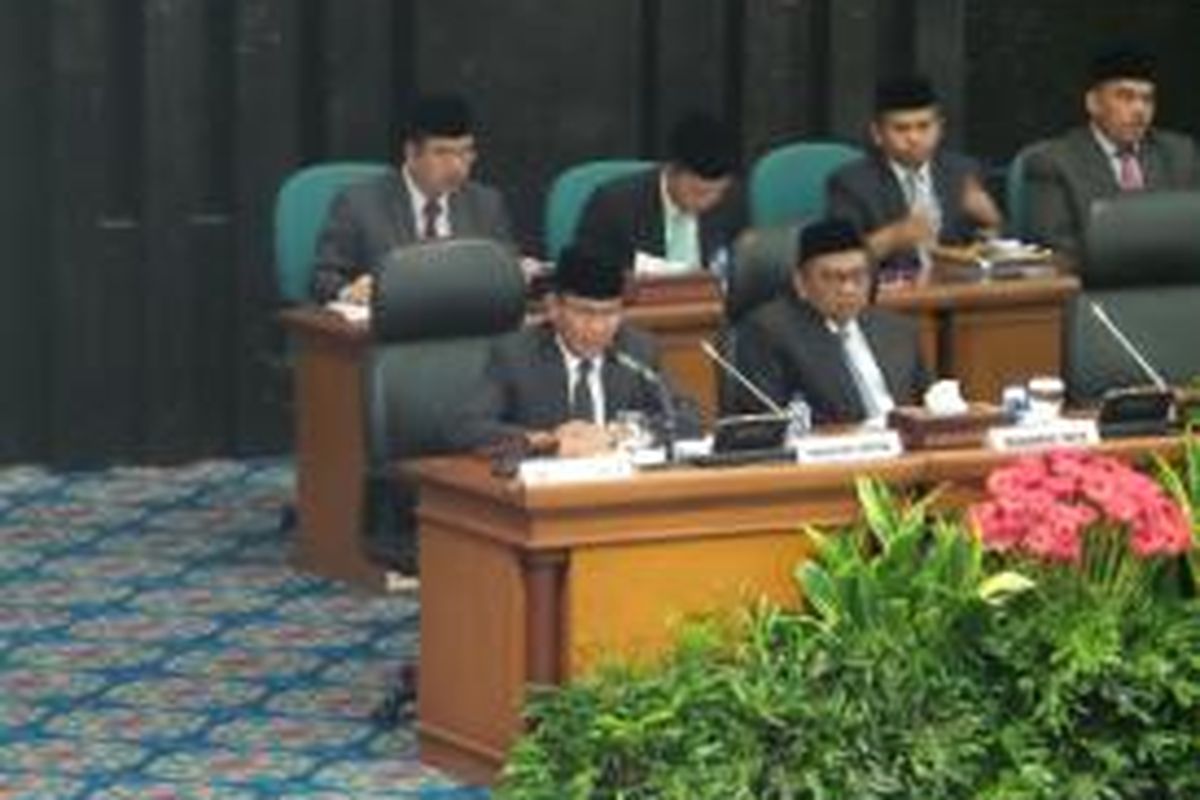 Ketua sementara DPRD DKI Jakarta Jhonny Simanjuntak (kiri) beserta wakilnya, Mohammad Taufik, usai acara rapat paripurna istimewa pelantikan anggota DPRD DKI Jakarta periode 2014-2019, di Gedung DPRD DKI Jakarta, Senin (25/8/2014)