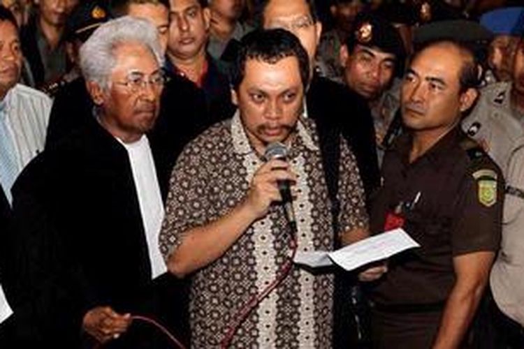 Terpidana kasus mafia pajak, Gayus H Tambunan, menggelar jumpa pers usai menjalani sidang dengan agenda pembacaan vonis di Pengadilan Negeri Jakarta Selatan, Rabu (19/1/2011). Ia divonis tujuh tahun penjara, denda Rp 300 juta, dan subsider tiga bulan kurungan. 