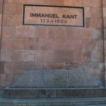 Sebuah gambar menunjukkan kuburan filsuf Jerman Immanuel Kant di Katedral Kaliningrad, pada 28 Juni 2018, selama turnamen sepakbola Piala Dunia 2018 Rusia.