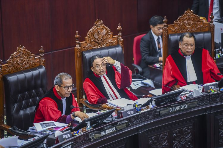 Ketua Mahkamah Konstitusi (MK) Suhartoyo (tengah) didampingi Hakim Konstitusi Saldi Isra (kiri) dan Arief Hidayat (kanan) memimpin sidang lanjutan sengketa hasil Pemilihan Presiden (Pilpres) 2024 di Mahkamah Konstitusi (MK), Jakarta, Senin (1/4/2024). Dalam sidang tersebut MK memeriksa 11 saksi dan tujuh ahli yang dihadirkan dari pemohon Anies Baswedan-Muhaimin Iskandar (AMIN). ANTARA FOTO/Galih Pradipta/nym.