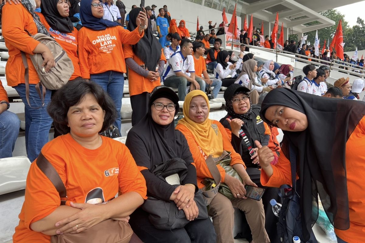 Sriyati (52), Wiwik (54), dan Herlan (53), ketiga wanita asal Bekasi yang tergabung dalam federasi serikat pekerja metal Indonesia (FSPMI) ikut meramaikan peringatan Hari Buruh atau May Day 2024 di Stadion Madya Gelora Bung Karno, Jakarta Pusat, Rabu (1/5/2024).