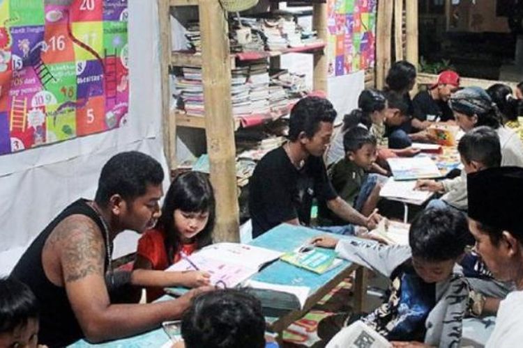 Suasana belajar di Gubuk Baca Gang Tato, Senin (21/11) malam.