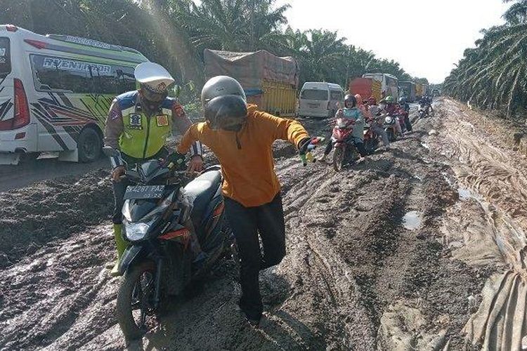 Jalan nasional di Kecamatan Seumadam, Kabupaten Aceh Tamiang, Provinsi Aceh, viral di media sosial karena berlumpur dan mengakibatkan kemacetan sepanjang dua kilometer, Rabu (16/11/2022)