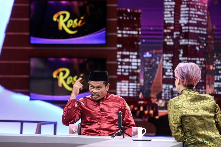 Calon presiden nomor 10 Nurhadi, yang banyak diusung di media sosial dengan nama Duet Nurhadi dan Aldo tampil di acara live Rosi di Studio Kompas TV di Menara Kompas, Palmerah, Jakarta Barat, Kamis (10/1/2019) Tak lupa, dalam poster itu pun tercantum visi misi, hingga tagline. Tertulis jelas calon Presiden dan Wakil Presiden Indonesia, Nurhadi dan Aldo (Dildo) dari nomor urut 10 dengan dari koalisi Tronjal-Tronjol Maha Asik.