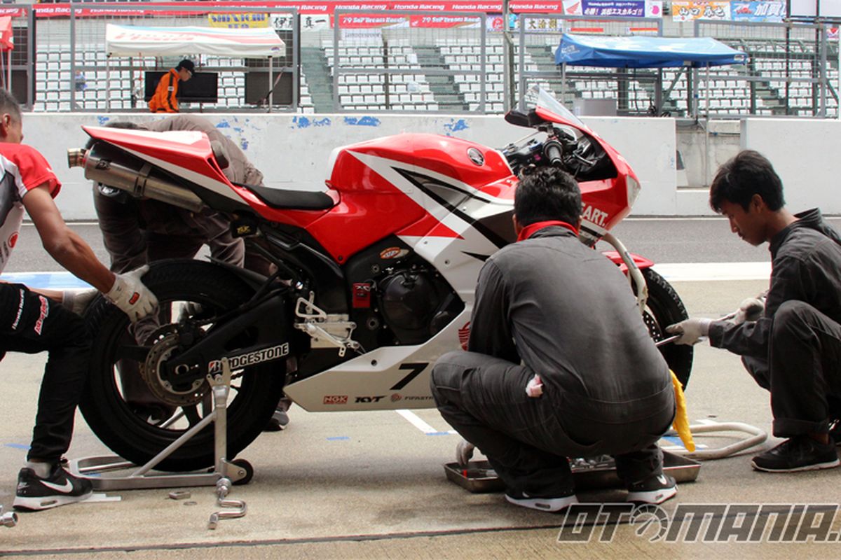 Fadjar Supriyadi (paling kanan) dari AHASS (Astra Honda Authorized Service Station) PT Tunas Dwipa Matra cabang Saharjo menjadi salah satu mekanik Astra Honda Racing Team (AHRT) di ajang Suzuka 4 Hours 2017. Fadjar merupakan juara satu kategori Service Advisor di The 23rd Honda Indonesia Technical Contest dan juara kedua kategori perorangan di Honda Asia & Oceania Motorcycle Technician Skill Contest 2016 yang digelar di Vietnam.